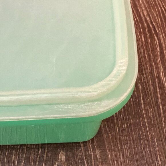 Vintage Tupperware Jadeite Green Celery/Vegetable Keeper - Picture 6 of 16